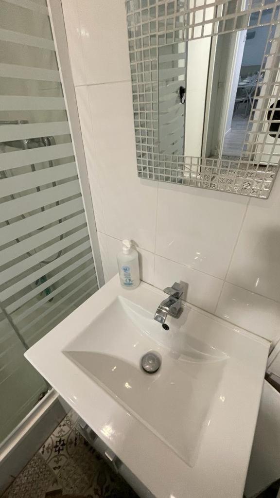 Appartement Cool Basement Studio In Hosts House With Private Terrace And Bbq *