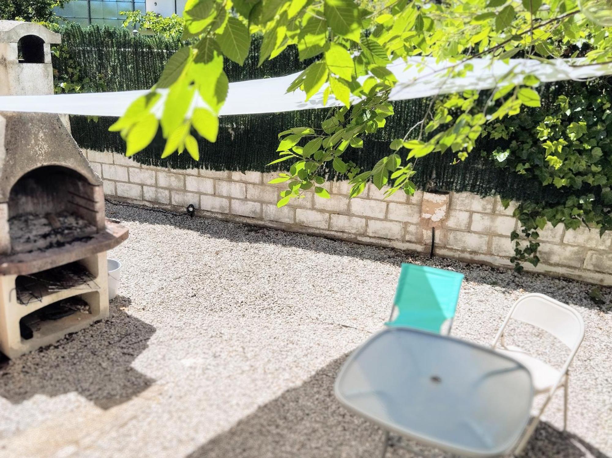 Appartement Cool Basement Studio In Hosts House With Private Terrace And Bbq *